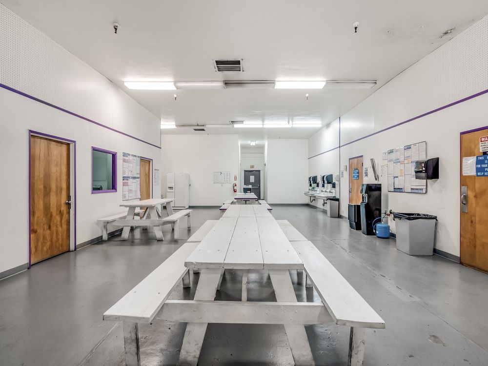 ±86,000 SF High Exposure Industrial Building on 2.42 Acres : 661 L St, Sanger, CA 93657